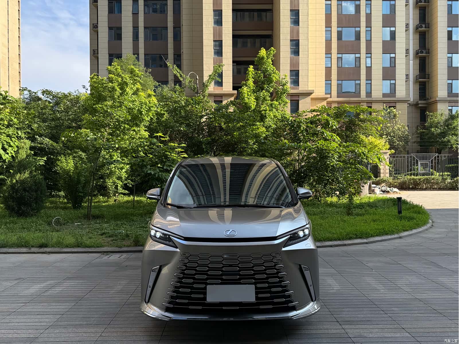 Lexus LM, 2025 3