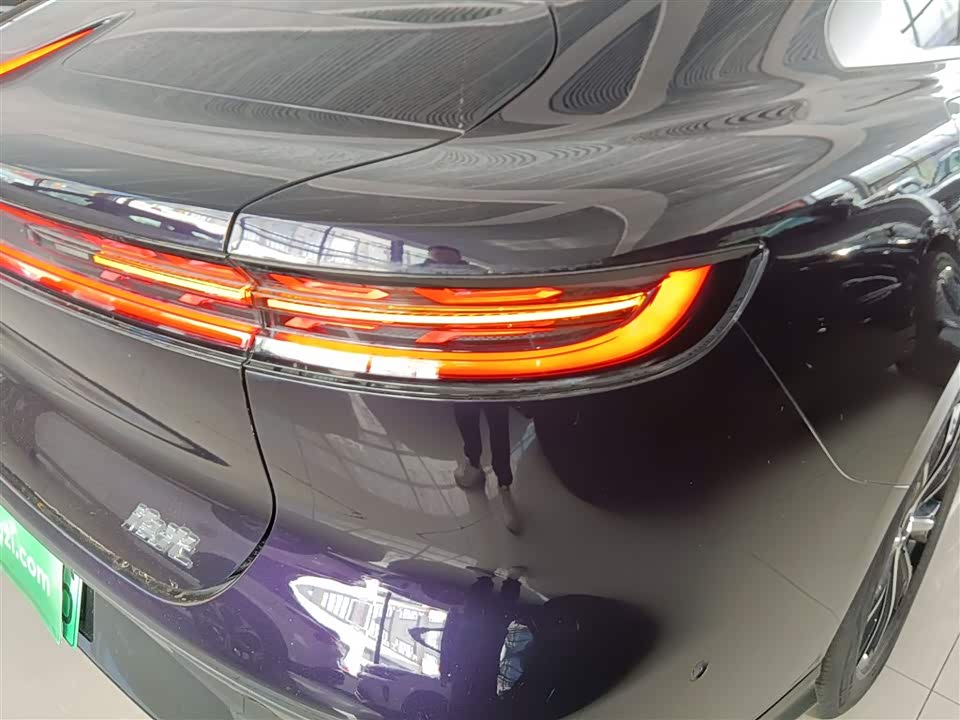 VOYAH Lantu chasing light