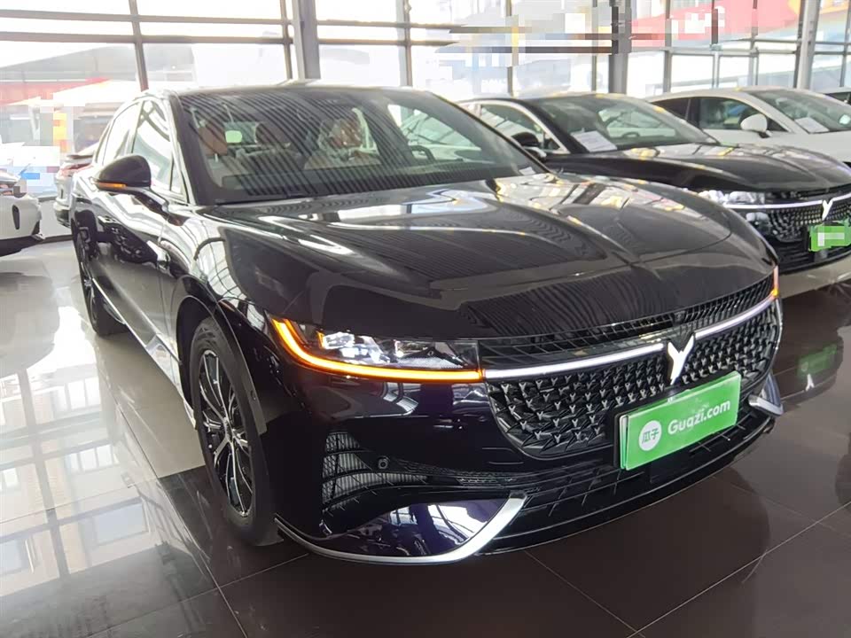 VOYAH Lantu chasing light