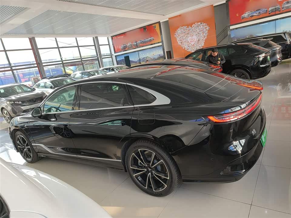 VOYAH Lantu chasing light