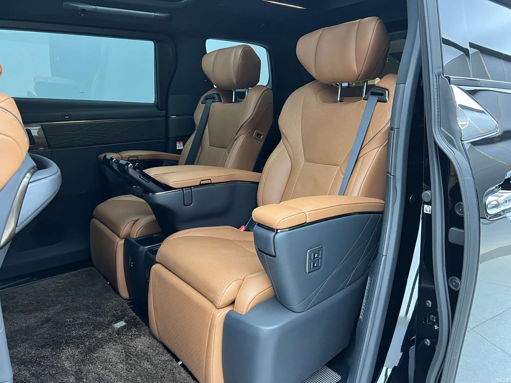 Toyota Alphard, 2025 10
