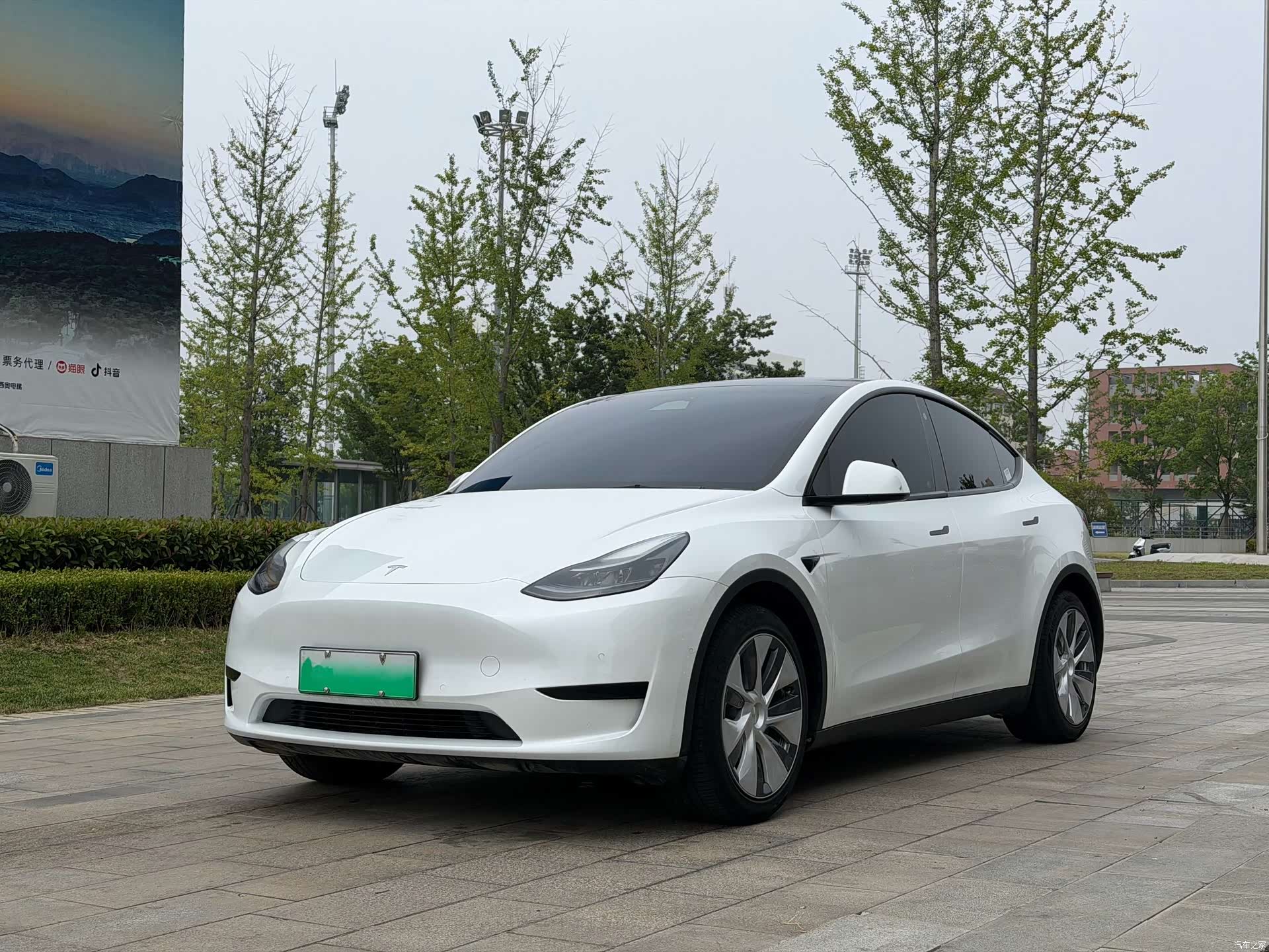Tesla Model Y, 2023 1