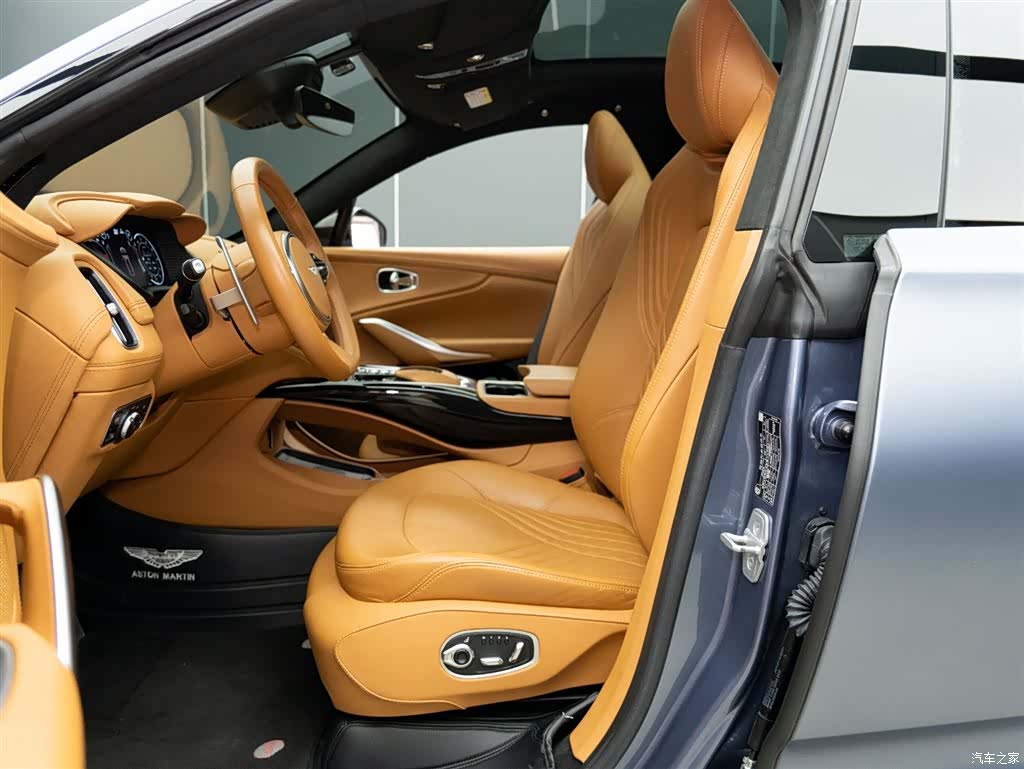 Aston Martin DBX, 2024 8
