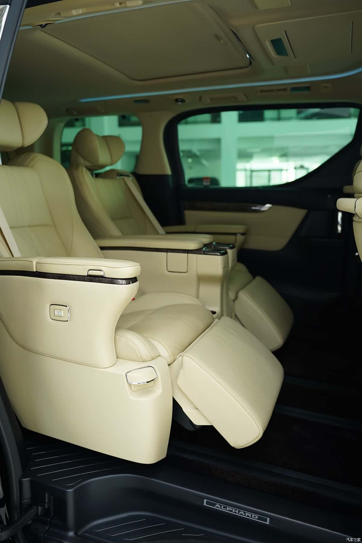 Toyota Alphard, 2022 14