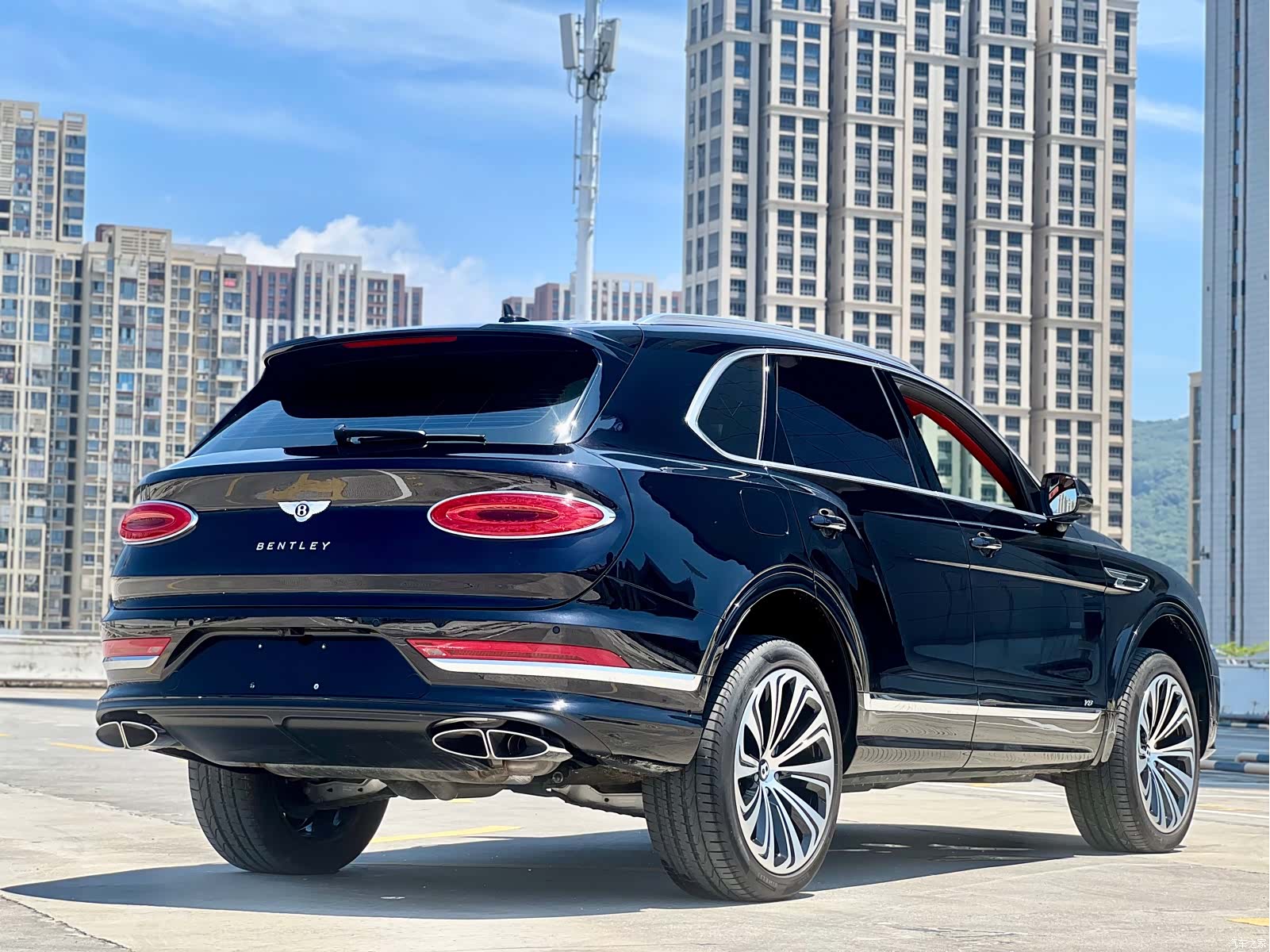 Bentley Bentayga, 2023 15