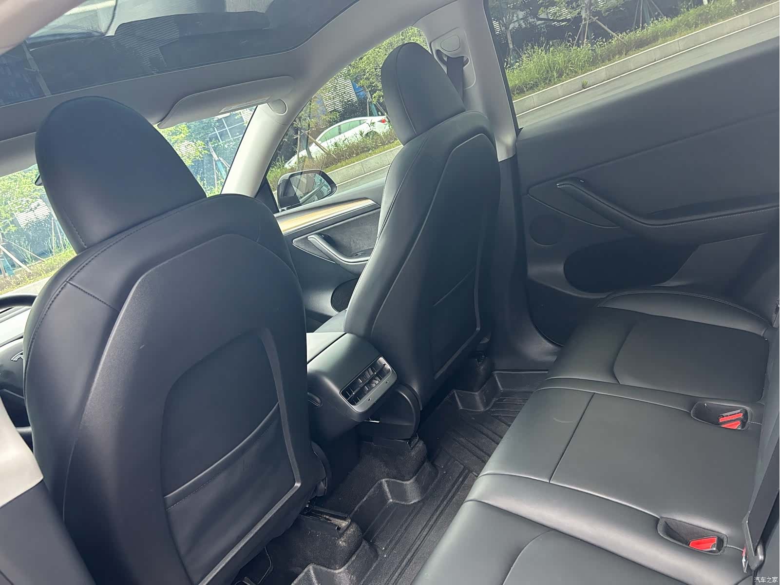 Tesla Model Y, 2022 все фото