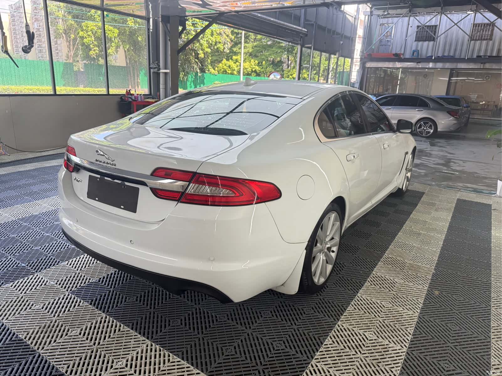 Jaguar XF, 2016 9