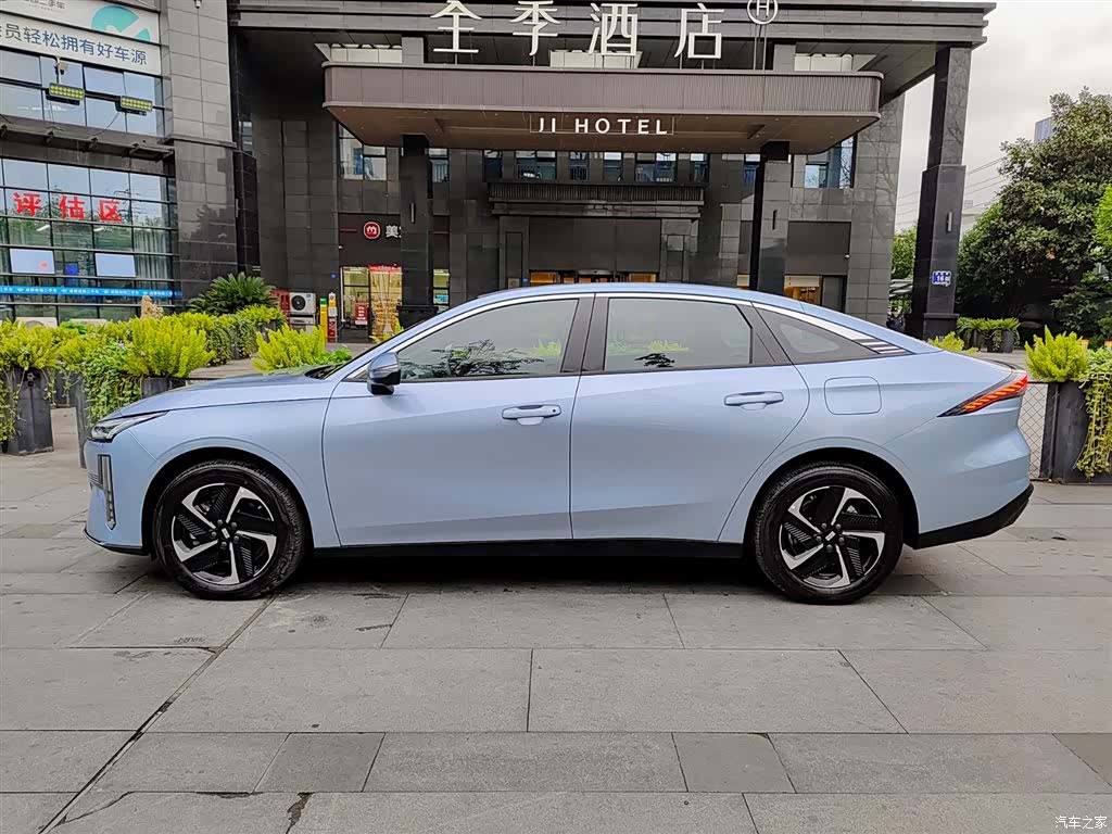 Geely Galaxy L6, 2025 3