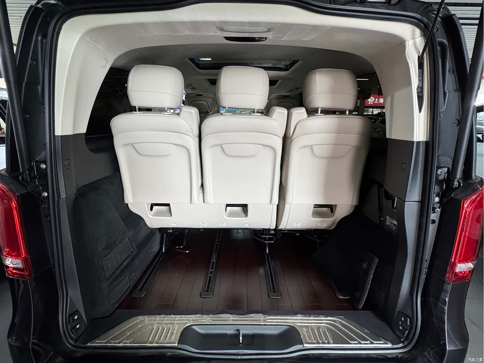 Mercedes-Benz V-Class, 2023 13