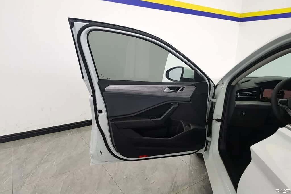 Volkswagen Sagitar, 2023 7