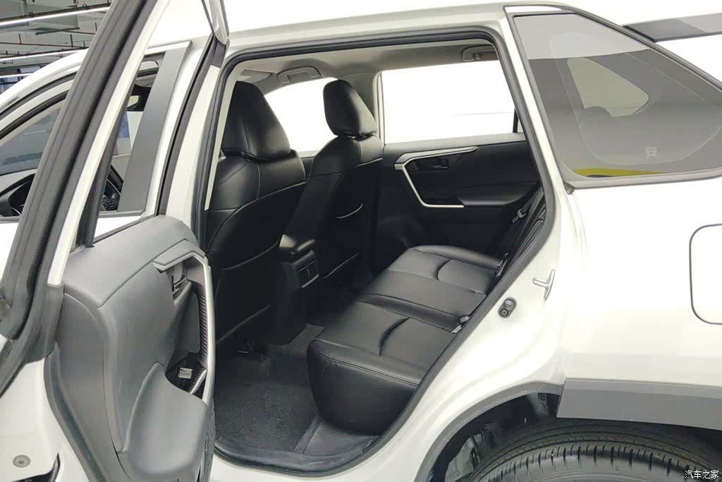 Toyota RAV4, 2025 11