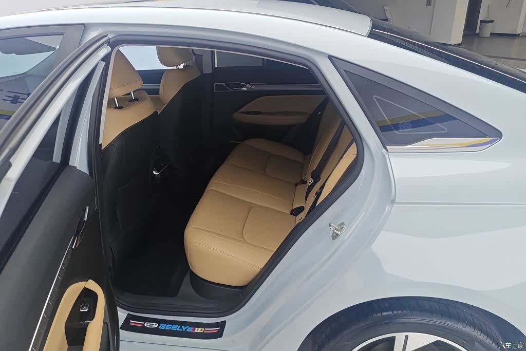 Geely Emgrand, 2023 11
