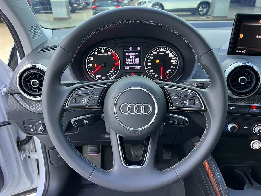 Audi Q2L 2023, фото 6