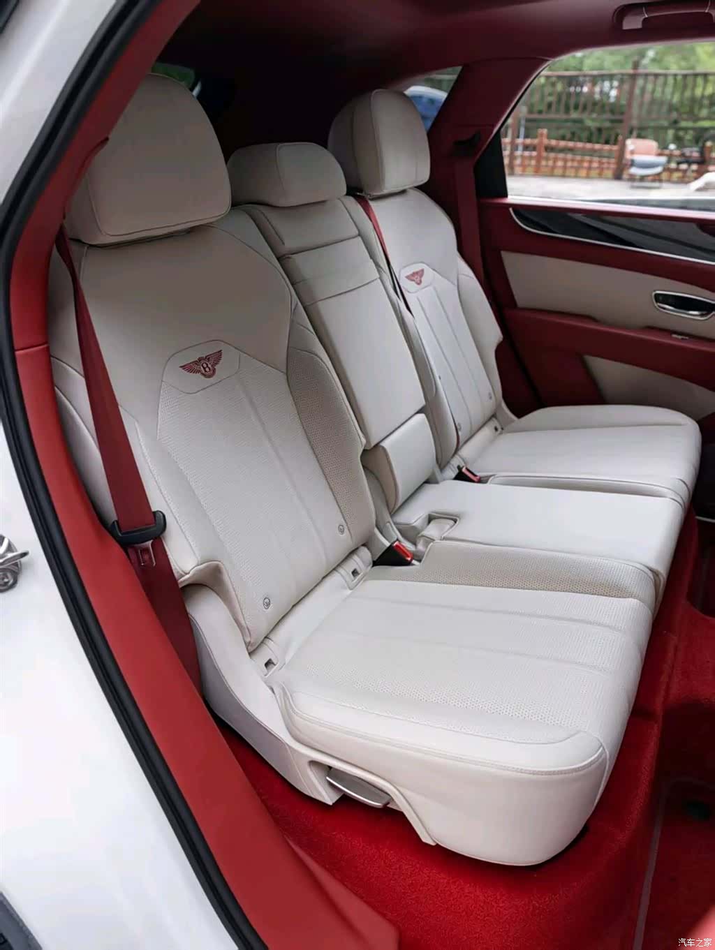 Bentley Bentayga, 2024 13