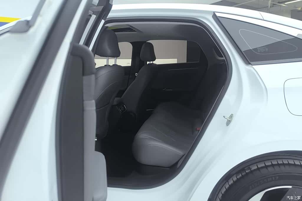 Geely Galaxy L6, 2025 11