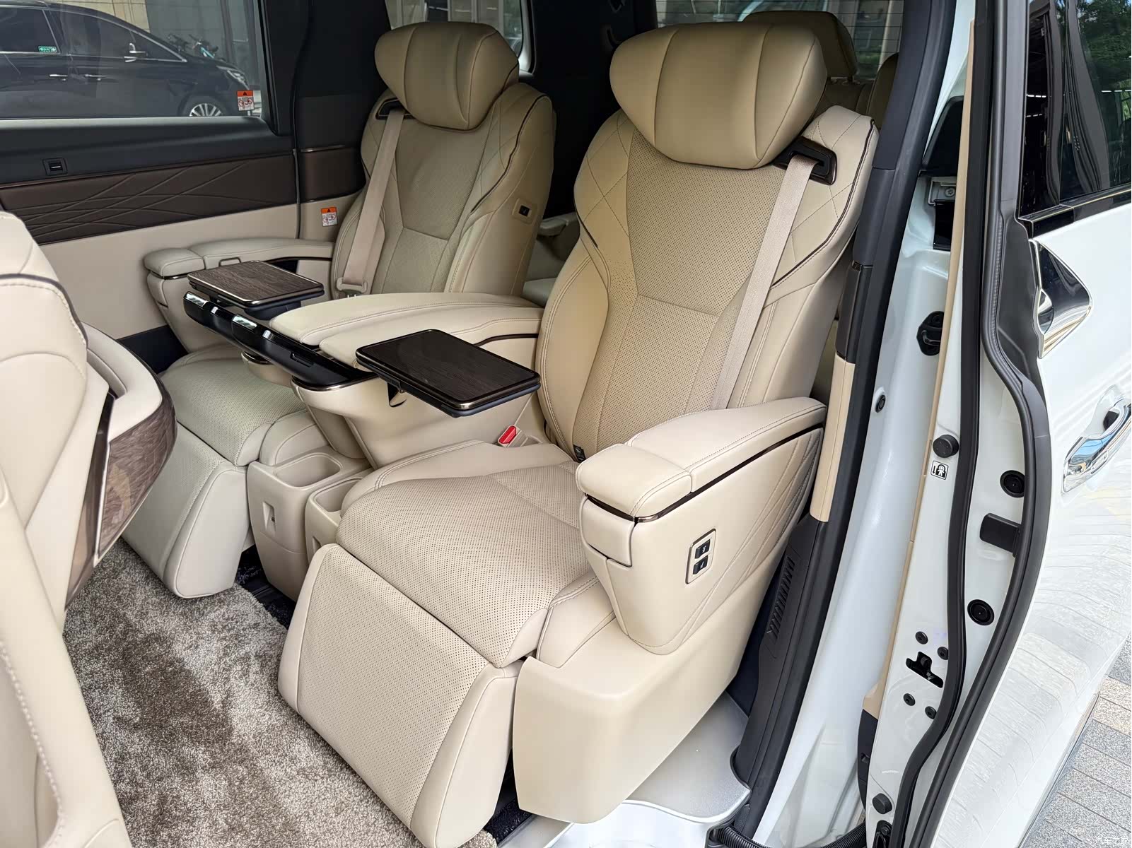 Toyota Alphard, 2024 10
