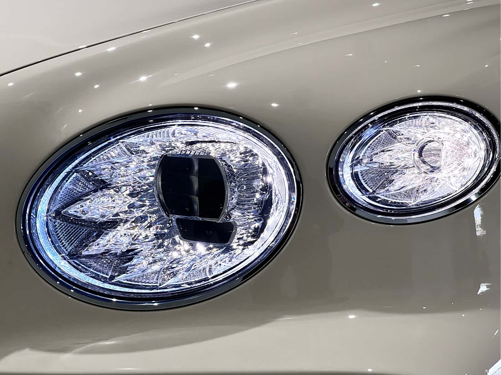 Bentley Bentayga, 2021 8