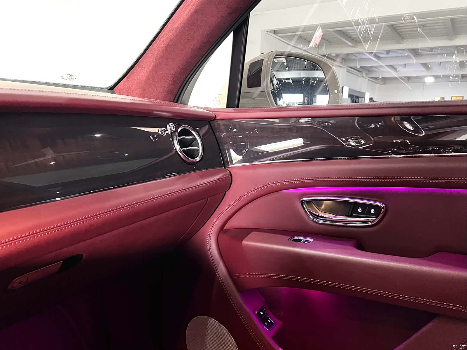 Bentley Bentayga, 2021 25