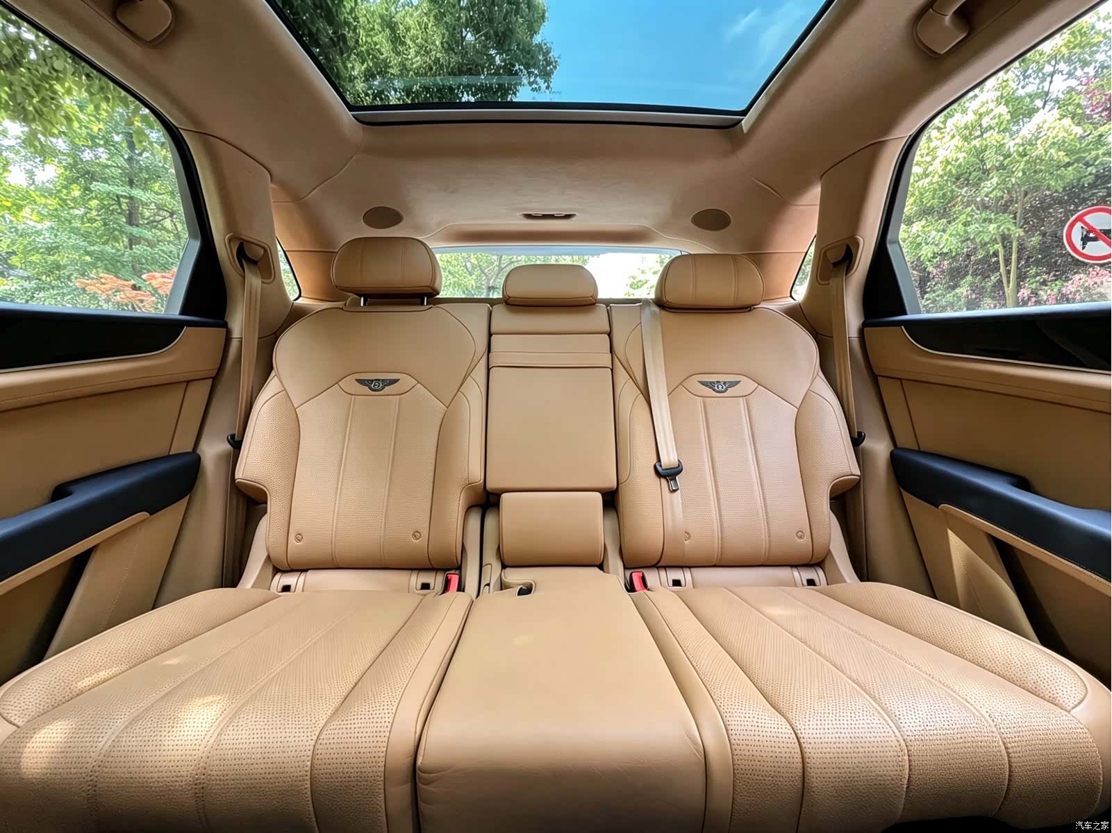 Bentley Bentayga, 2024 13