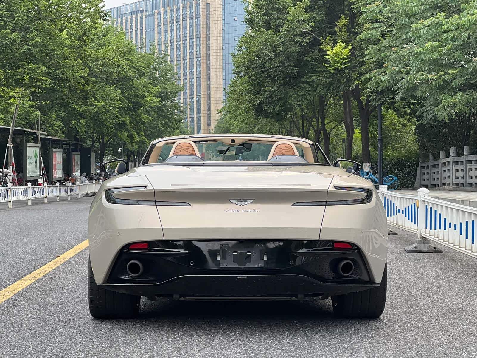 Aston Martin DB11, 2019 8