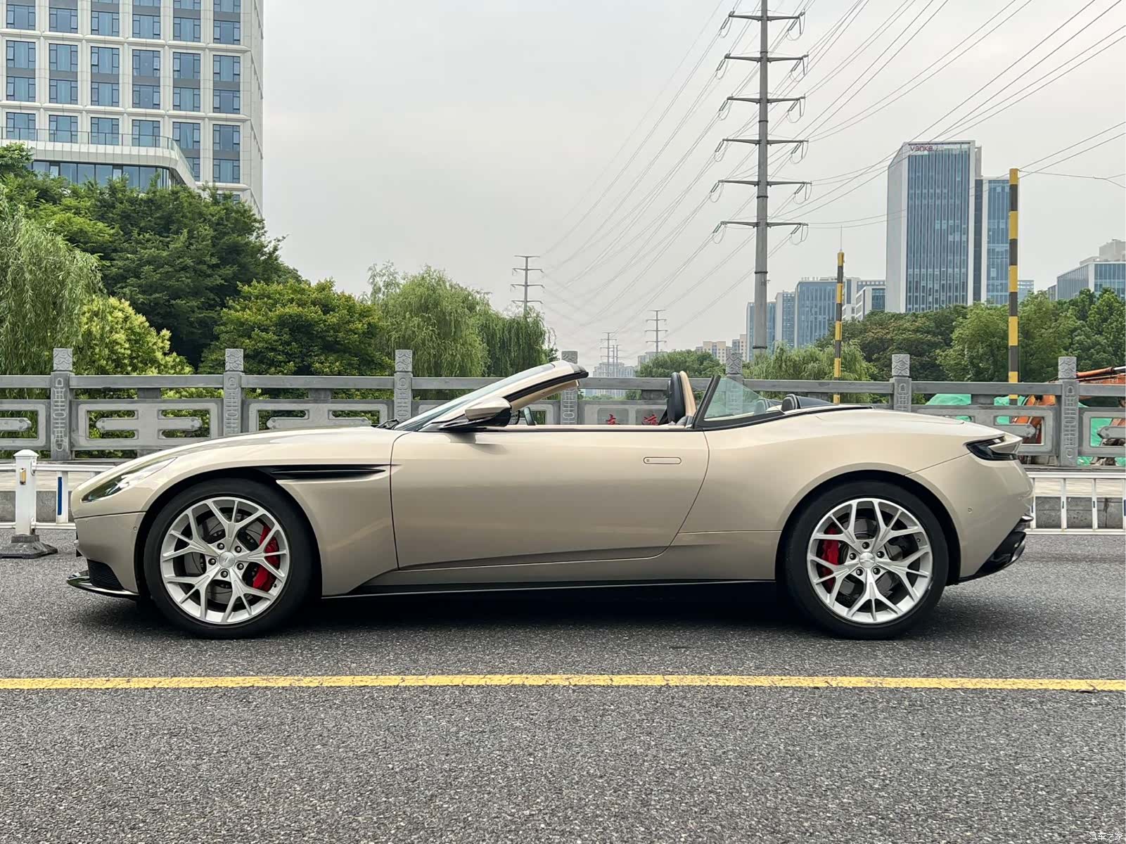Aston Martin DB11, 2019 7