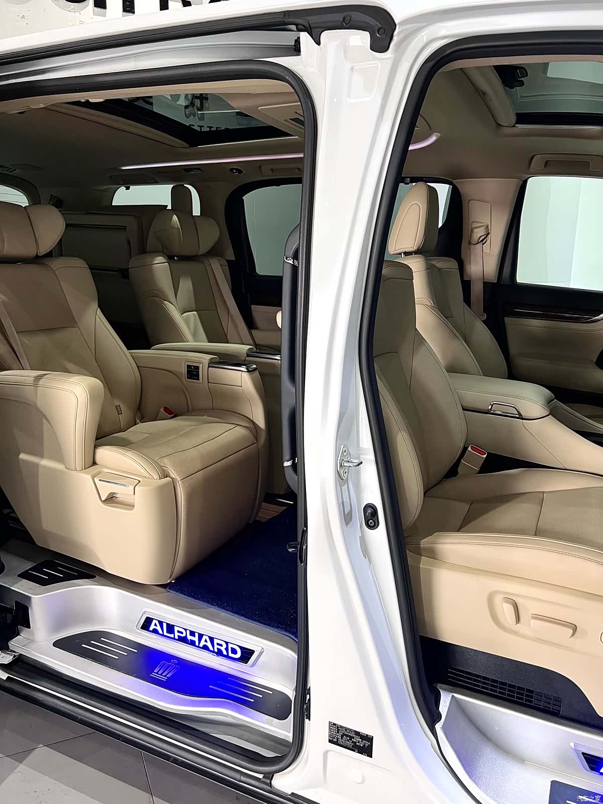 Toyota Alphard, 2023 47