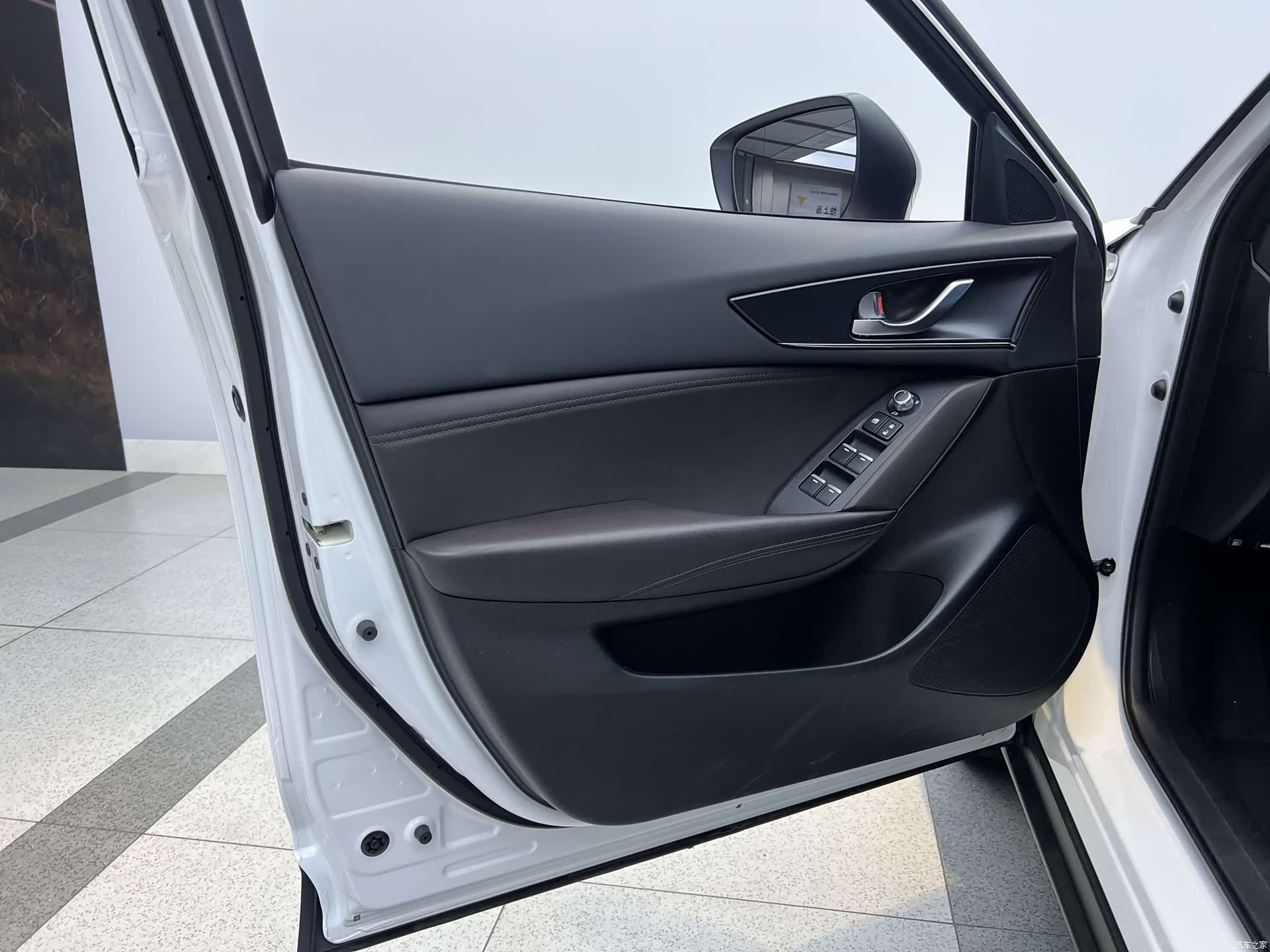 Mazda CX-4, 2023 25
