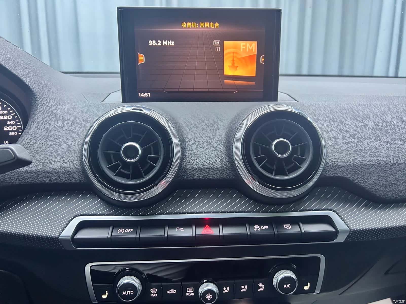 Audi Q2L, 2023 8