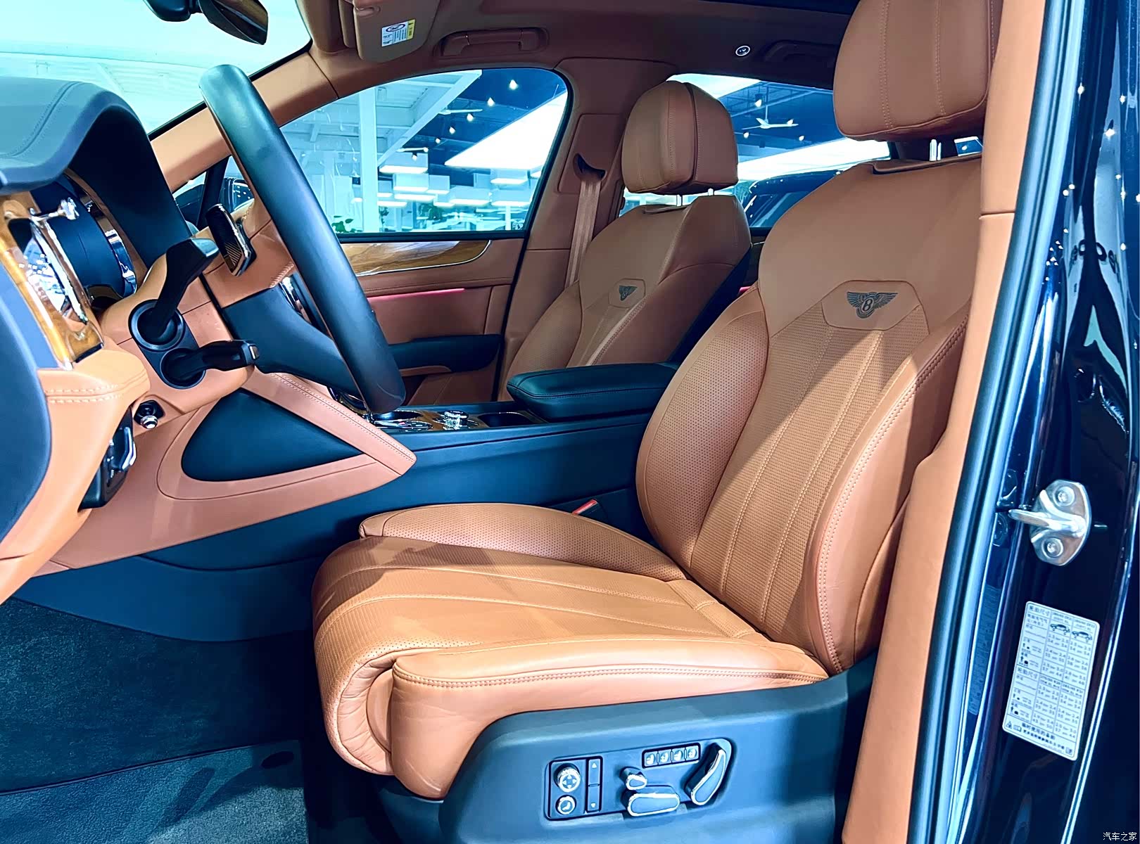 Bentley Bentayga, 2021 23