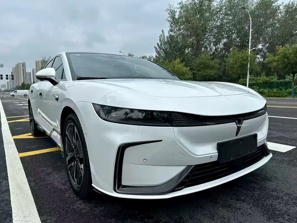 VOYAH Lantu chasing light