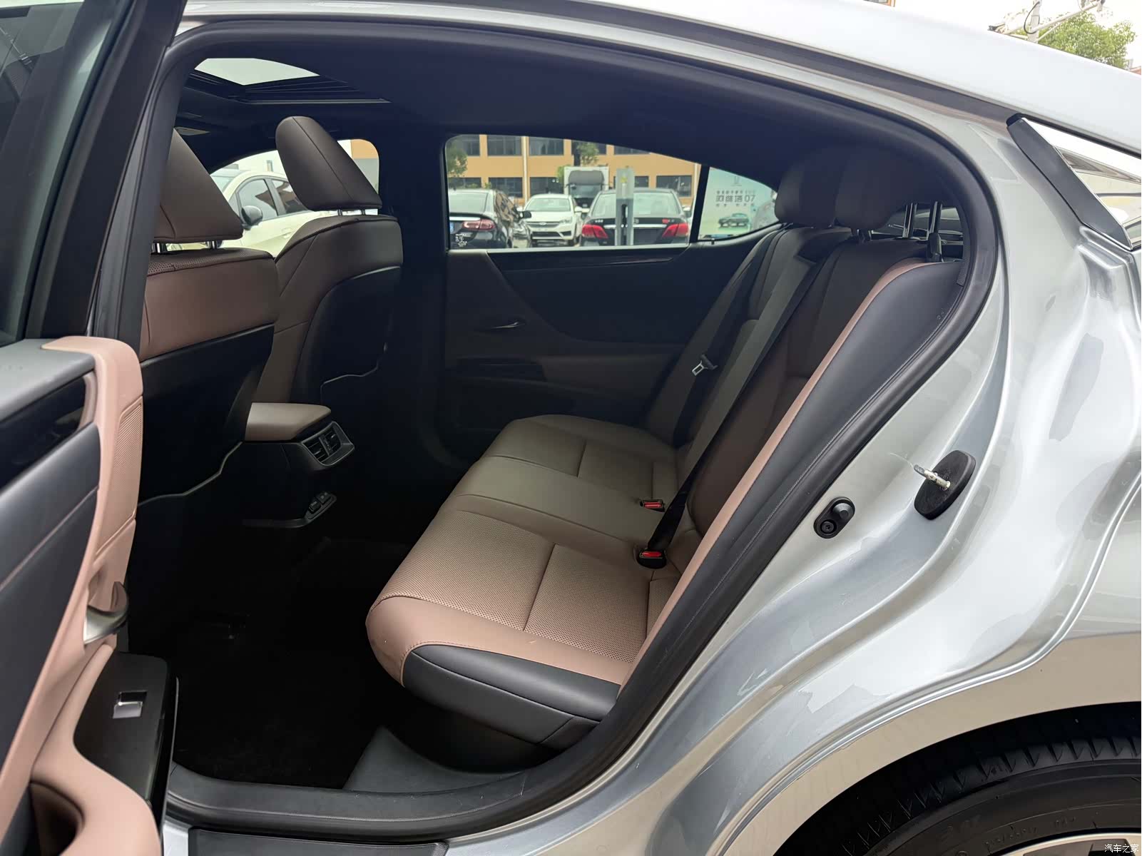 Lexus ES, 2022 все фото