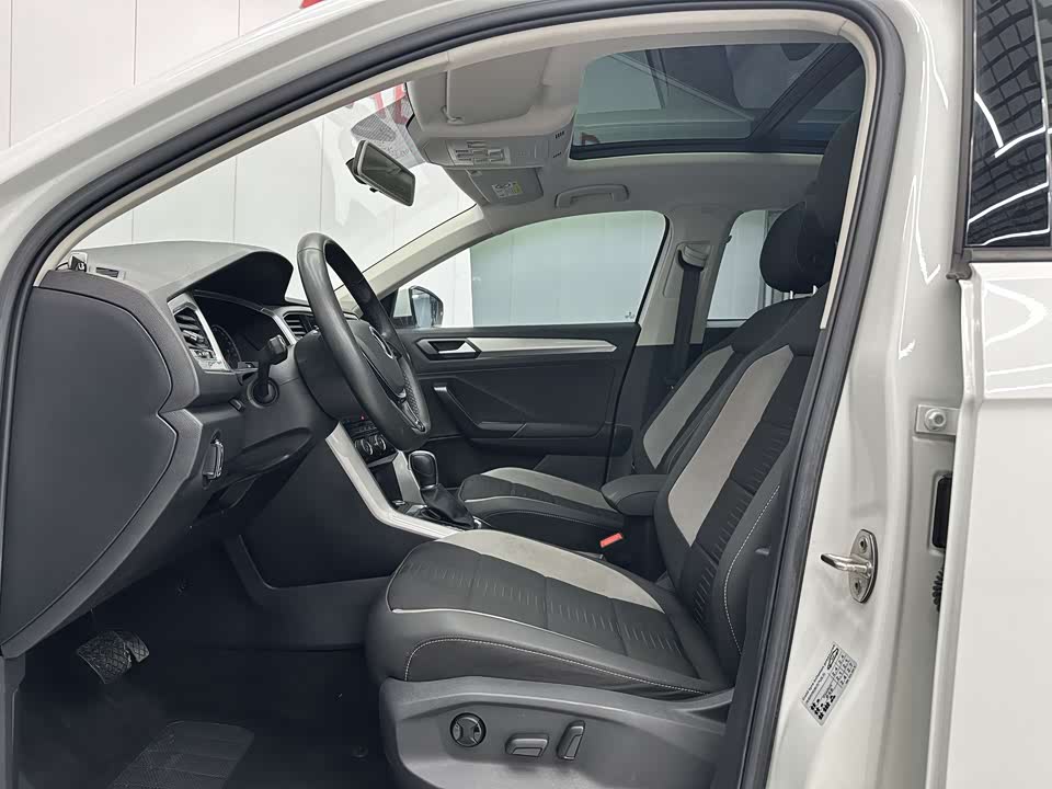 Volkswagen T-ROC exploring Songs