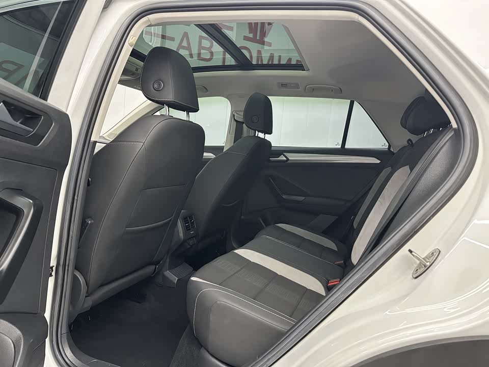 Volkswagen T-ROC exploring Songs