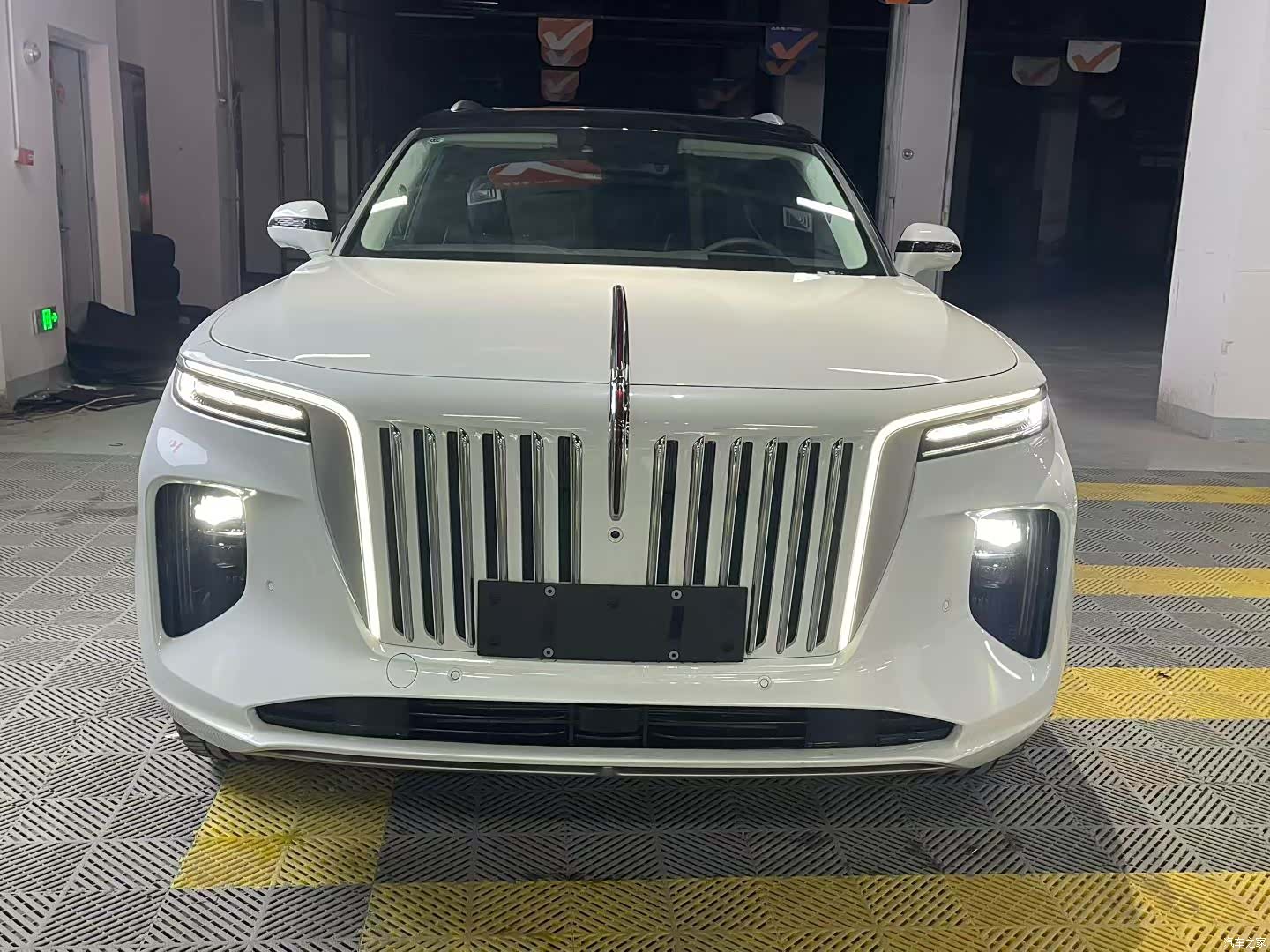 Hongqi E-HS9, 2021 2