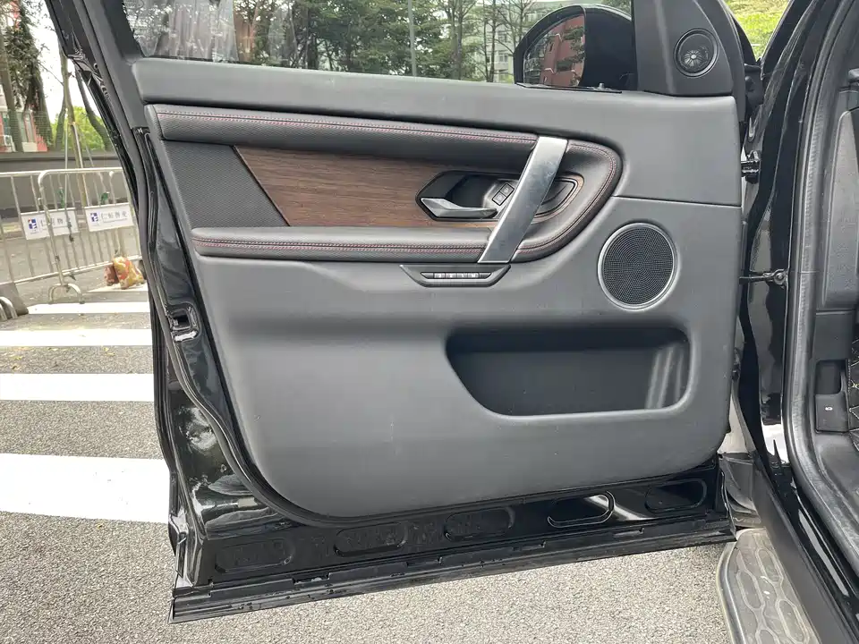 Land Rover Discover sources for sports