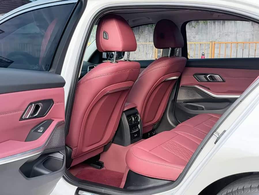 BMW 3 Series 2025, фото 6
