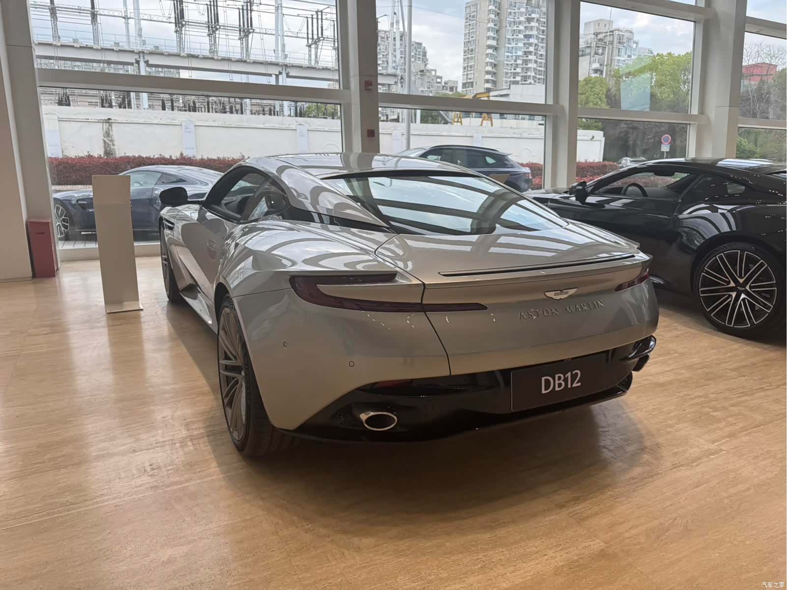 Aston Martin DB12, 1900 6