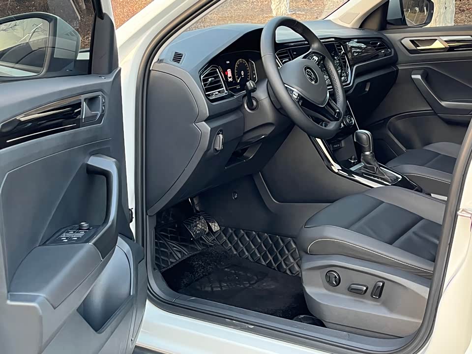 Volkswagen T-ROC exploring Songs