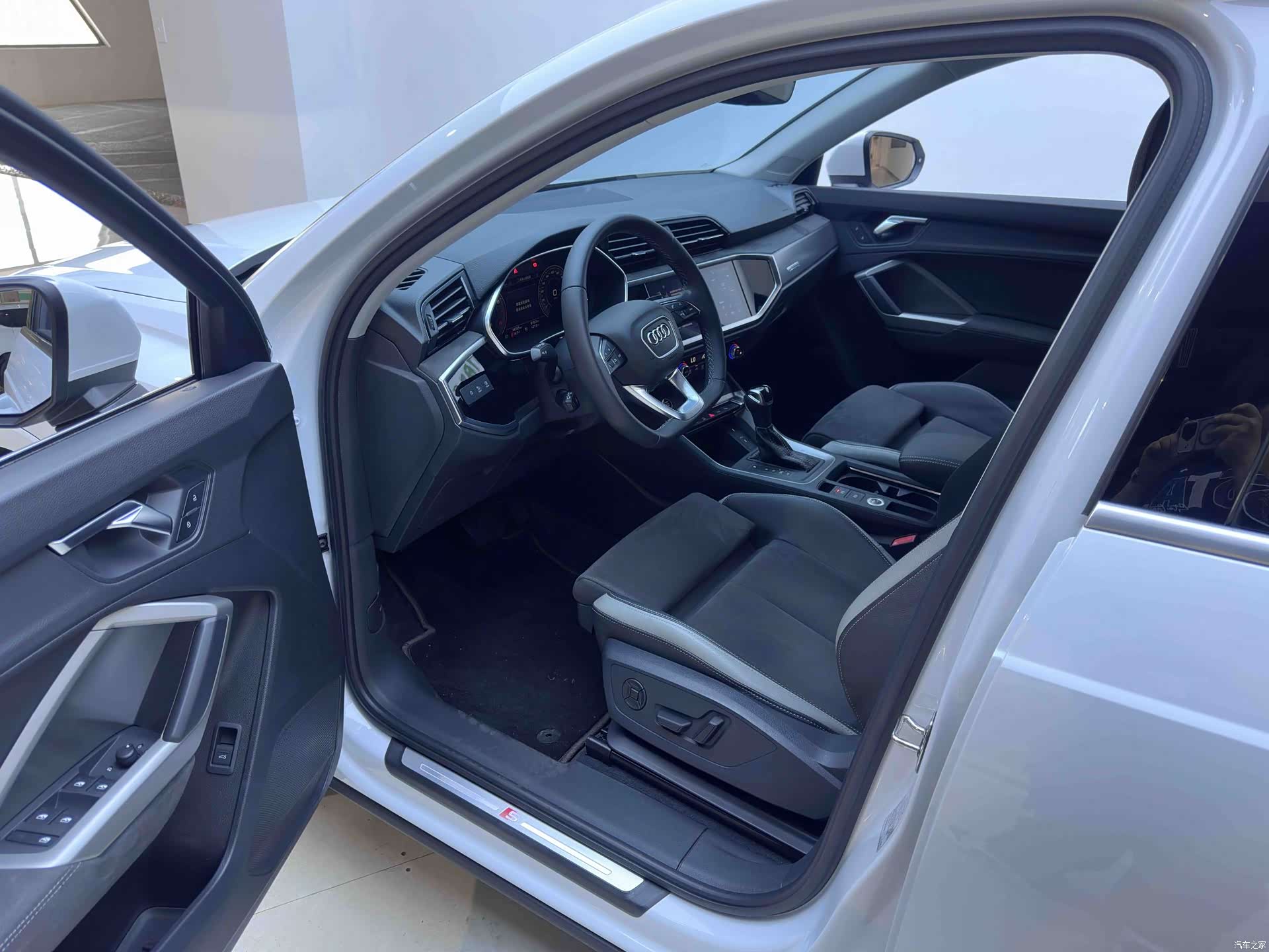 Audi Q3, 2023 10