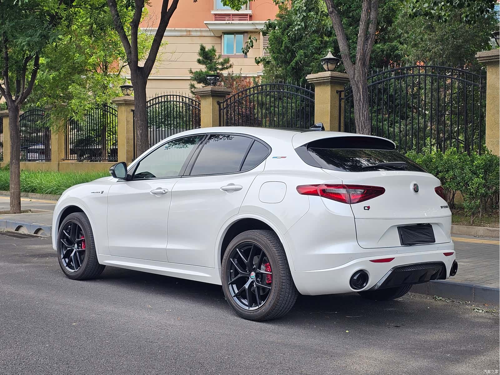 Alfa Romeo Stelvio, 2022 4