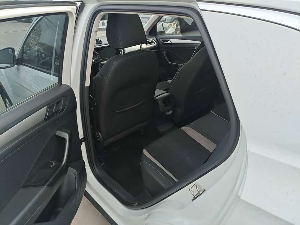 Volkswagen T-ROC exploring Songs