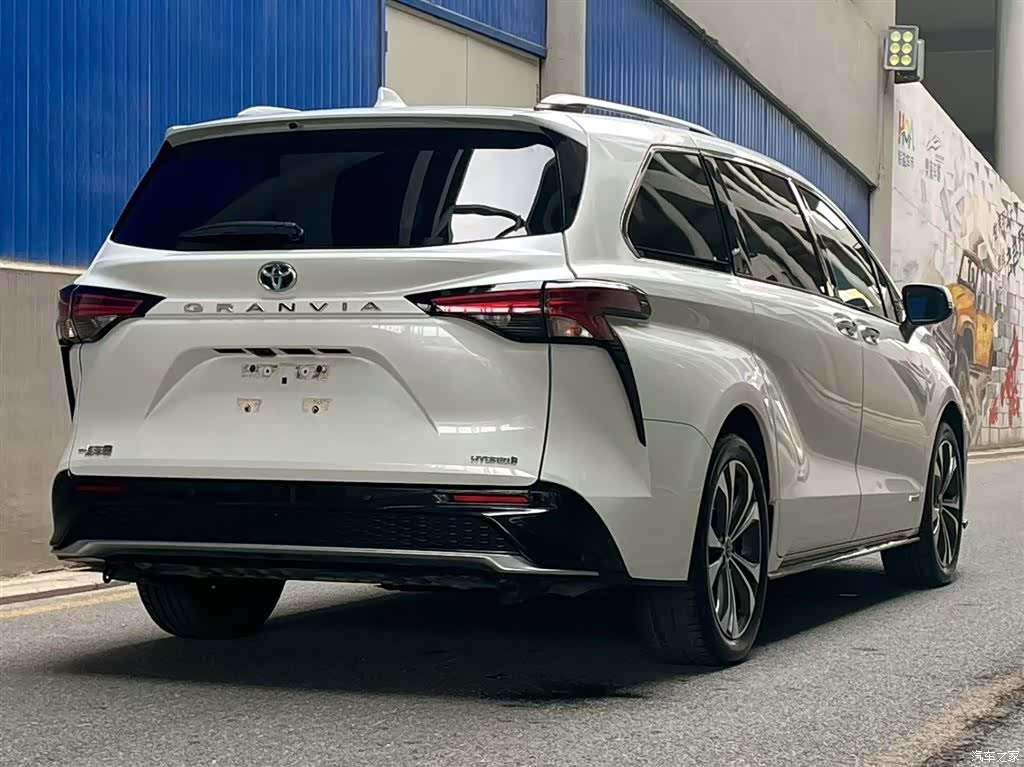 Toyota Granvia, 2023 все фото