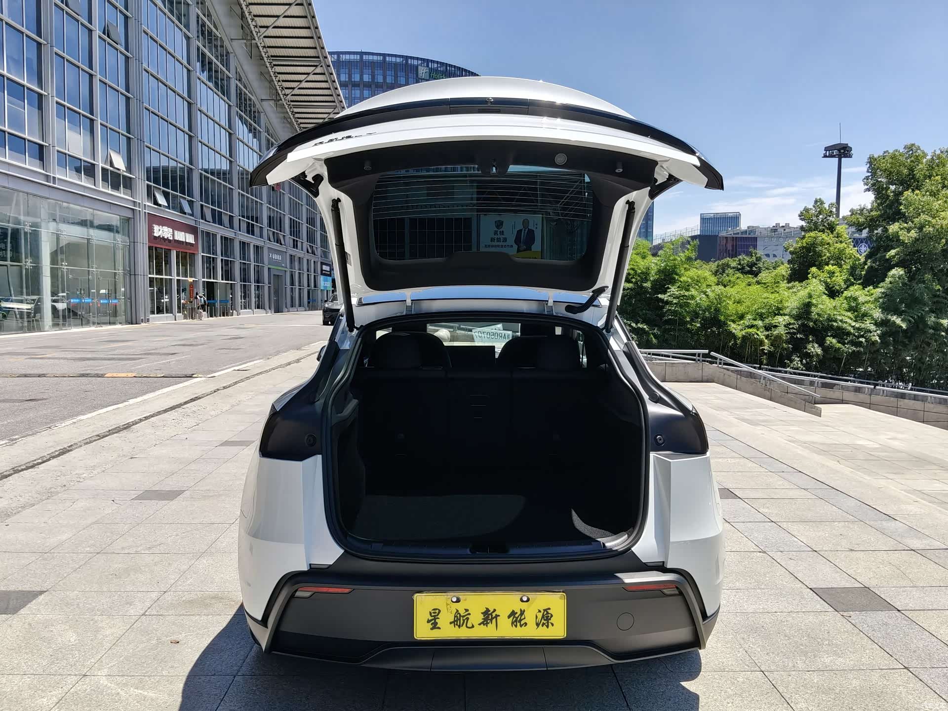 Tesla Model Y, 2026 11
