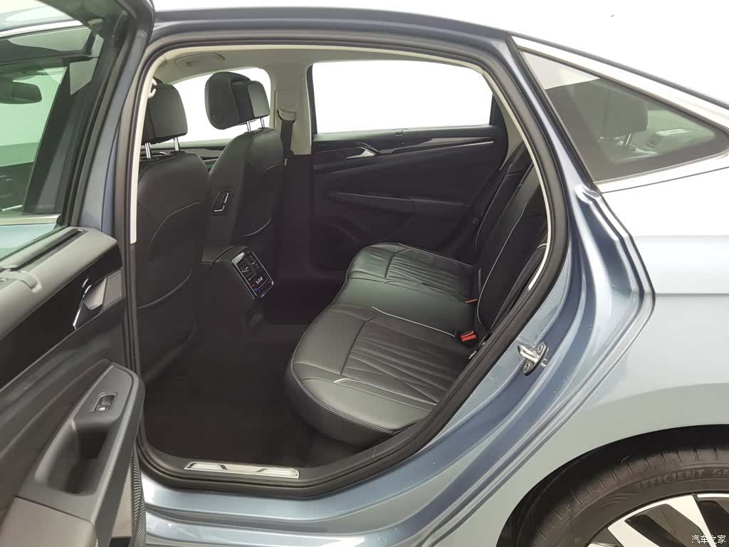 Volkswagen Passat, 2022 15