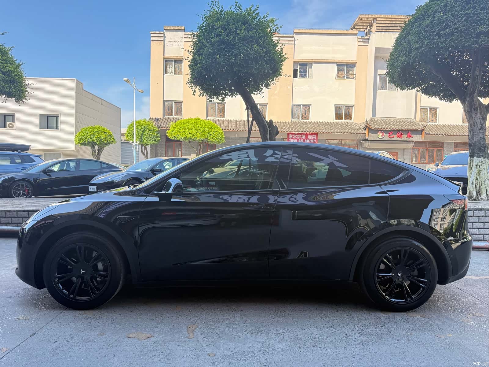 Tesla Model Y, 2023 4