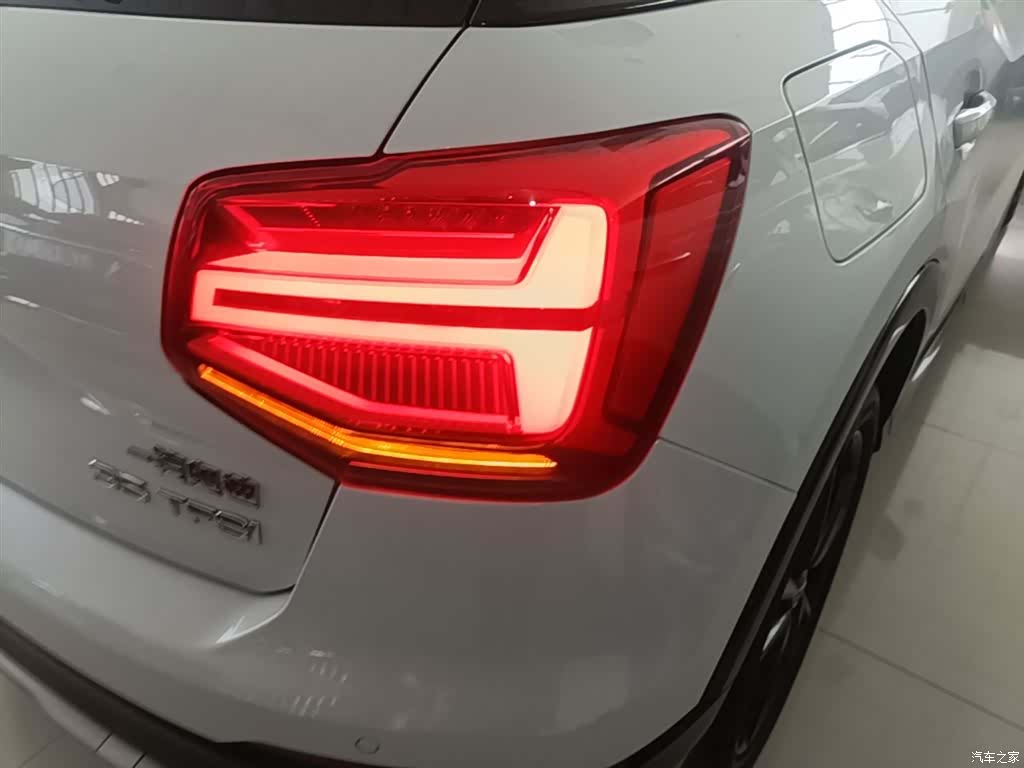 Audi Q2L, 2019 8