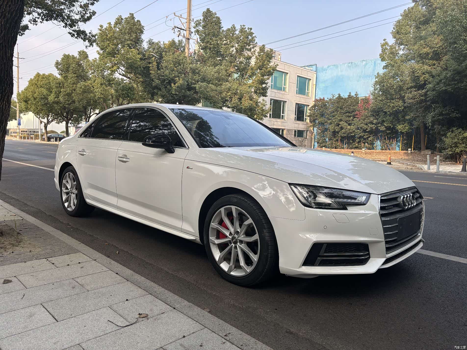 Audi A4L, 2018 все фото