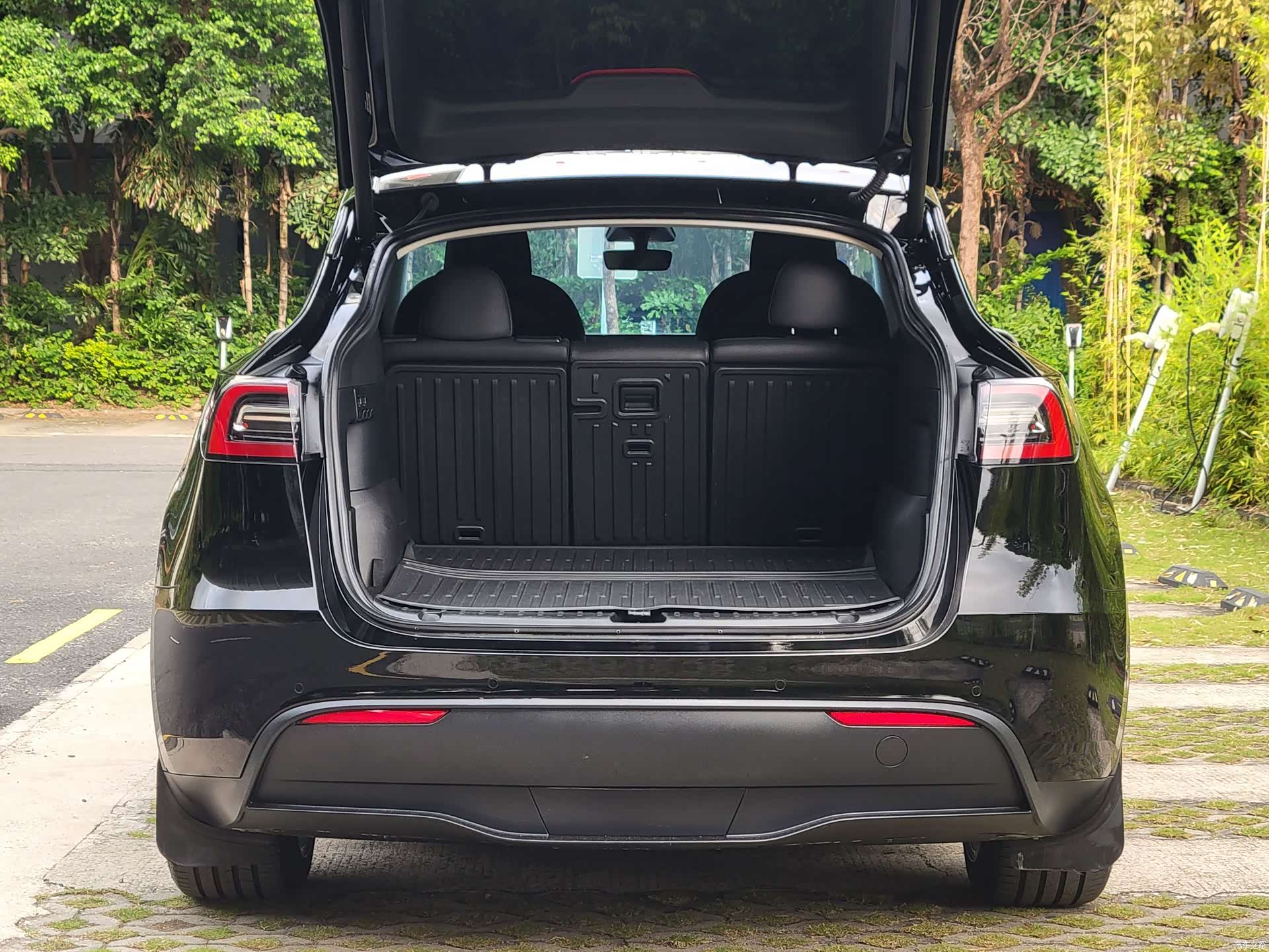 Tesla Model Y, 2023 17