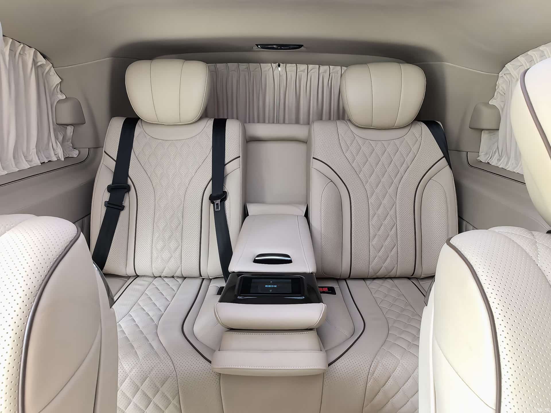 Mercedes-Benz 7, 2022 11