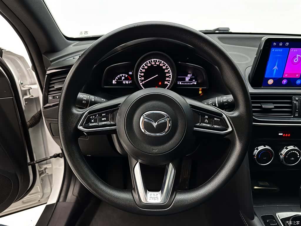 Mazda CX-4, 2023 11